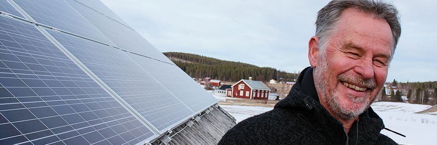 Helge Gustavsson. Brännkälen, står framför solcellerna som nu är uppsatta.