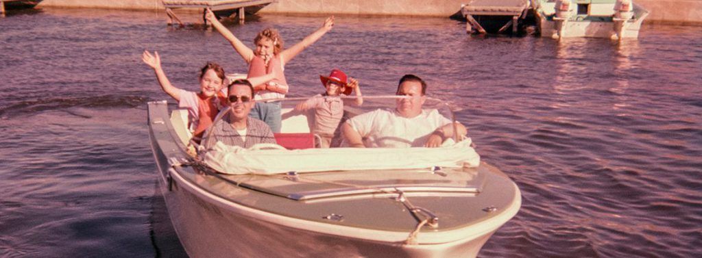 Fast elpris - alltid med 100 % förnybar el. I bilden syns en familj i båt en solig sommardag