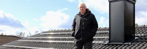 Solceller och 100% förnybar el gör gott både för miljön och det egna samvetet. I bild finns Matz Sandström som står på sitt villatak i Sjömarken utanför Borås.